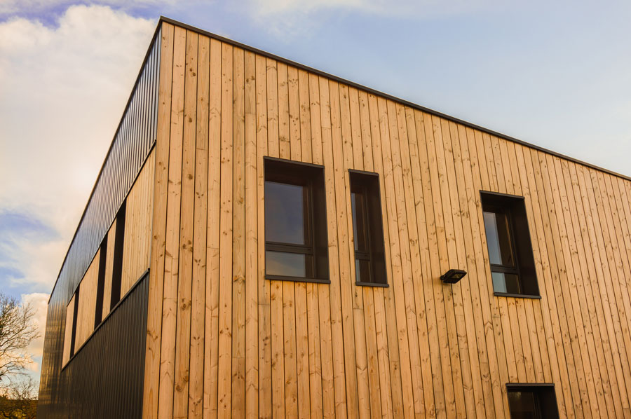 Façade en bardage bois traité