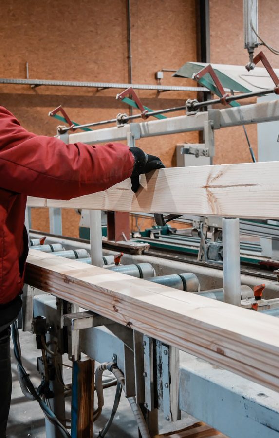 Scie industrielle haute précision pour la découpe de panneaux bois sur mesure en atelier.